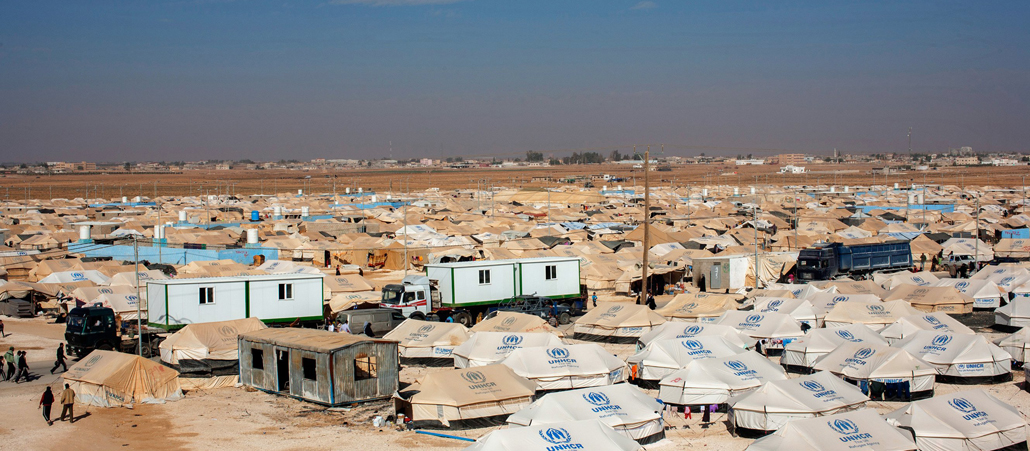 Bis zum Horizont stehen Zelte stehen Dicht an Dich im jordanischen Sand. Darüber erhebt sich majestätisch der blaue Himmel.