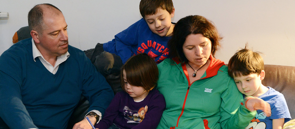 Die Mutter liest abends eine Geschichte vor. Als der ältere Sohn Finn nach Hause kommt, ist die Familie komplett