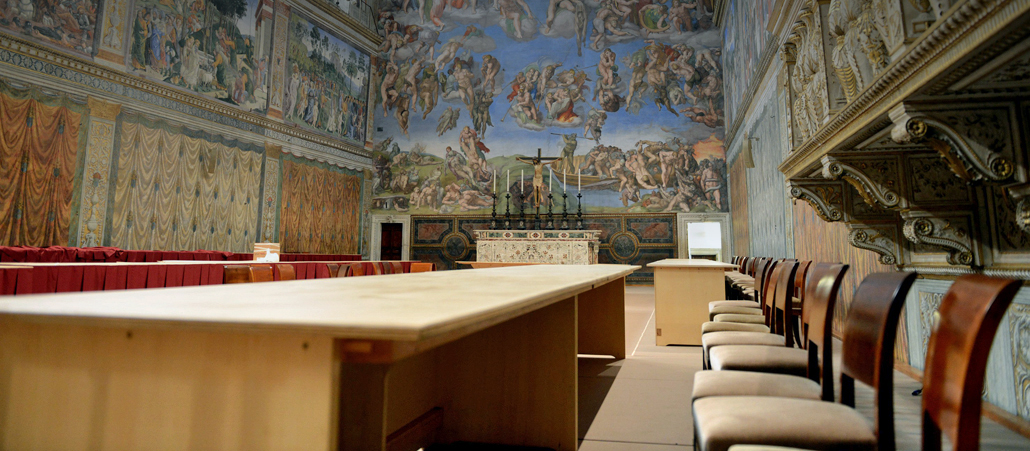 Die Vorbereitungen für das Konklave haben begonnen. Die Sixtinische Kapelle wird für die Papstwahl umgebaut.