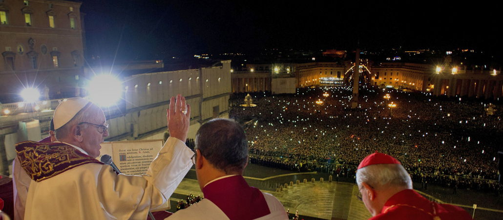 Papst Franziskus I. zeigt sich am 13.03.13. gegen 20.40 Uhr zum ersten Mal den Menschen auf dem Petersplatz.