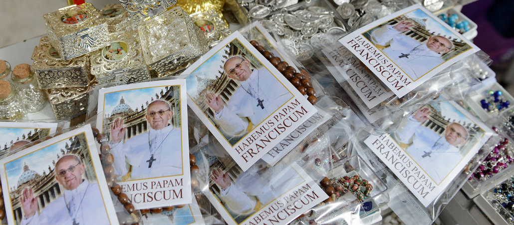Die ersten Souvenirs und Rosenkränze mit dem Bild von Papst Franziskus waren am 14. März bereits erhältlich.