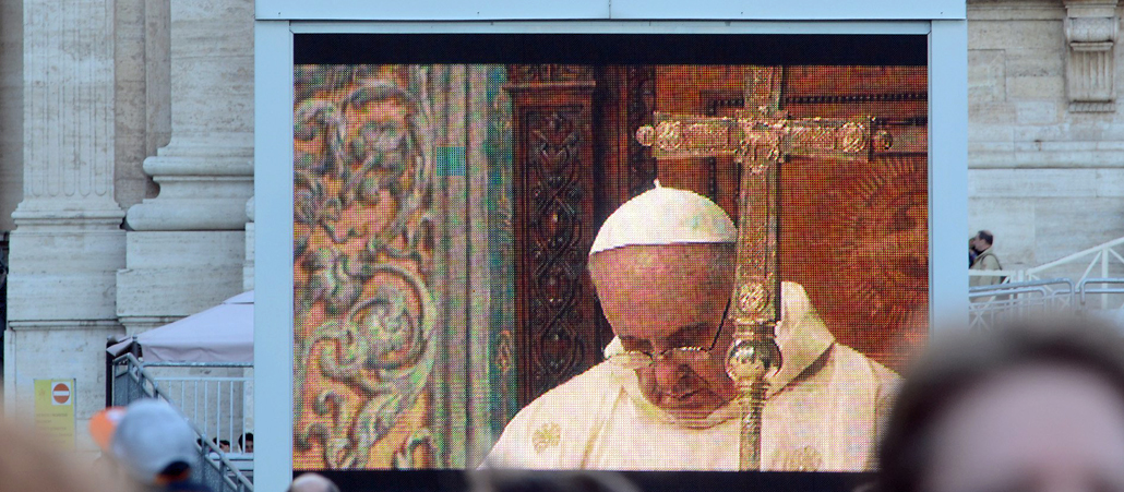 Der erste Gottesdienst von Papst Franzikus wird über Video-Leinwand.