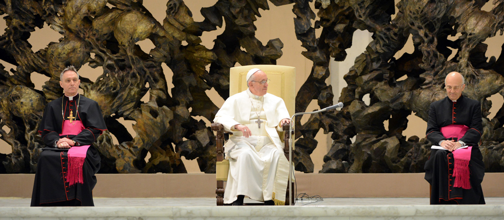 Treffen von Papst Franziskus mit Vertretern der Medien, Journalisten, am 16. März in der Audienzhalle Paul VI. Auch hier ist Georg Gänswein an der Seite des Papstes.