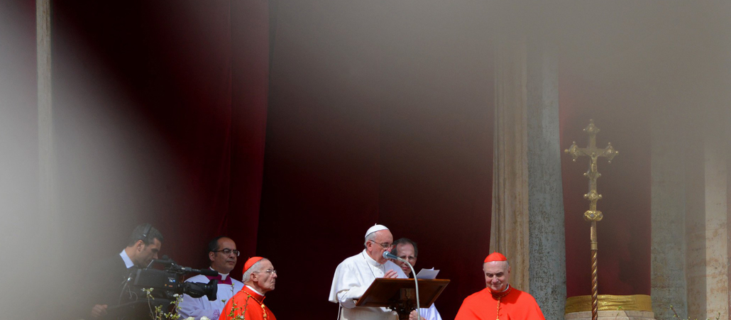 Papst Franziskus spendet am Ostersonntag, 31. März 2013 den Segen "Urbi et Orbi" von der Mittelloggia des Petersdoms aus.