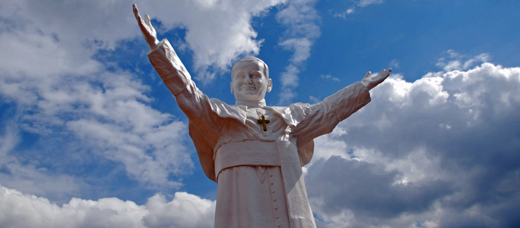 Im polnischen Tschenstochau (Czestochowa) ist am 13. April 2013 die weltgrößte Statue von Johannes Paul II. enthüllt worden. Die XXL-Statue des 2005 verstorbenen Pontifex misst 14 Meter.