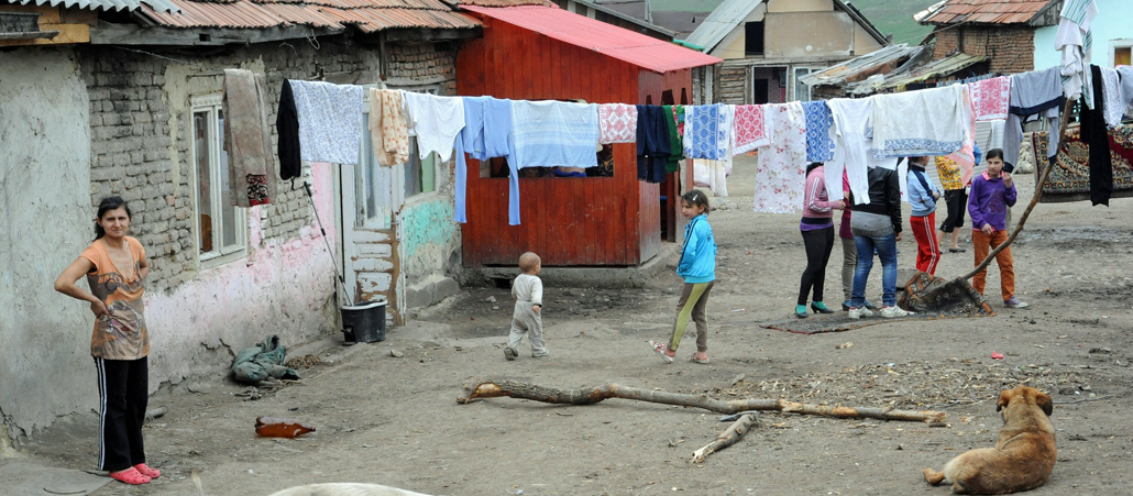 Roma-Familien leben zu mehreren in kleinen Häuschen in der Roma-Siedlung.