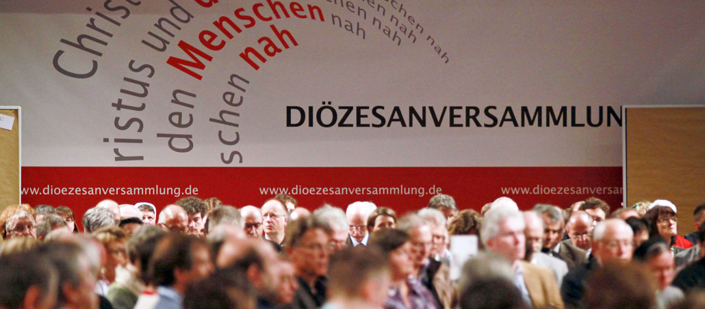 Delegierte sitzen bei der Dioezesanversammlung der Erzdioezese Freiburg am 27. April 2013 während des Morgengebets in der Innenstadtkirche St. Martin, deren Kirchenbänke für die Versammlung ausgebaut worden sind.