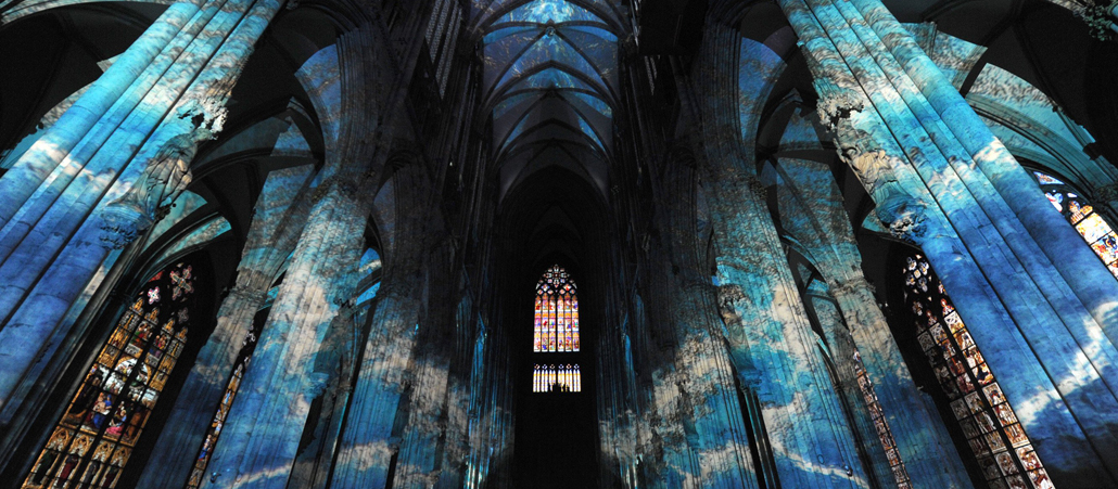 Der Kölner Dom ist von innen komplett in blau beleuchtet.