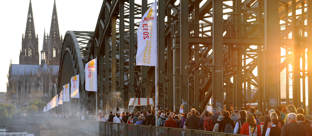Hohenzollernbrüche, Kölner Dom, Eucharistischer Kongress, Prozession, Flagge