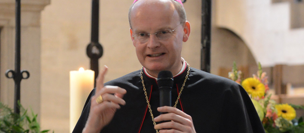 Bischof Franz-Josef Overbeck hält eine Katechese beim Eucharistischen Kongress in Köln.
