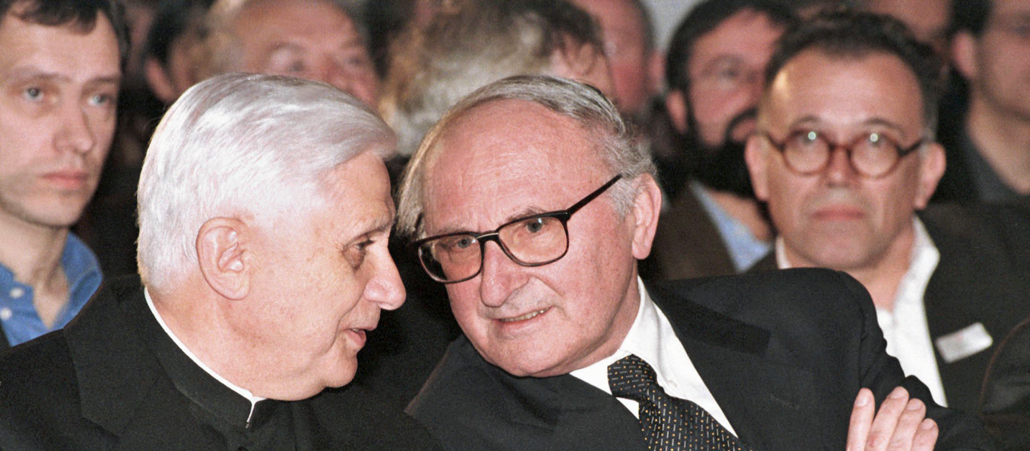 Ratzinger und Metz unterhalten sich.