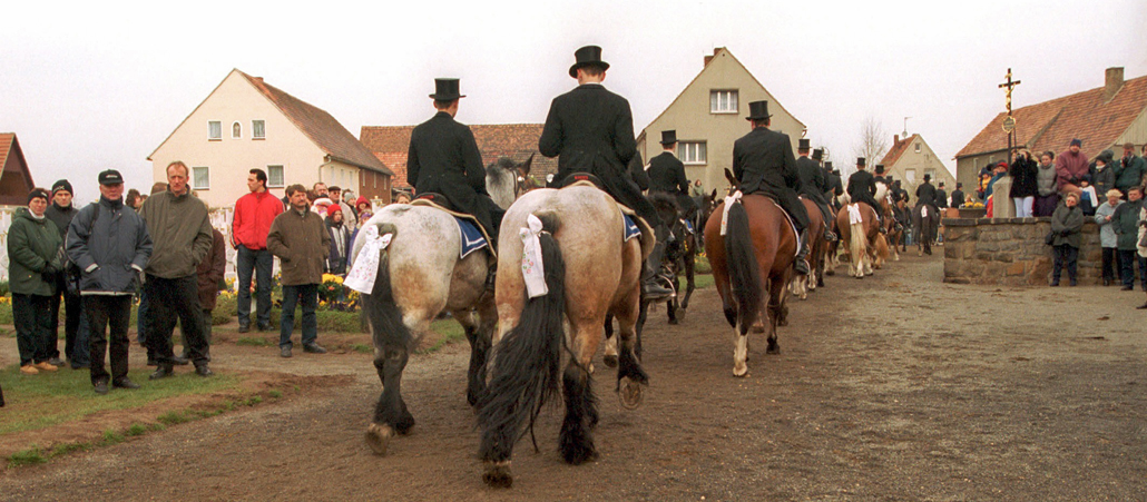 Osterreiter tragen in der sorbischen Oberlausitz die Frohe Botschaft von der Auferstehung Christi in die Pfarrgemeinden.