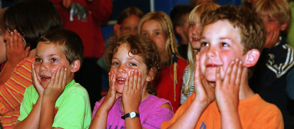 Zwei Jungen und ein Mädchen im Grundschulalter