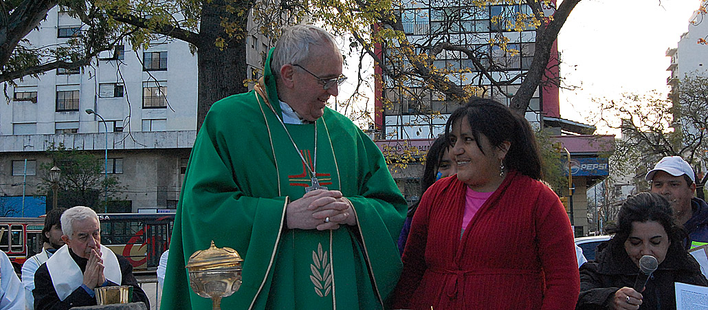 Kardinal Jorge Mario Bergoglio während einer Messe in Buenos Aires im Gespräch mit Olga Cruz.