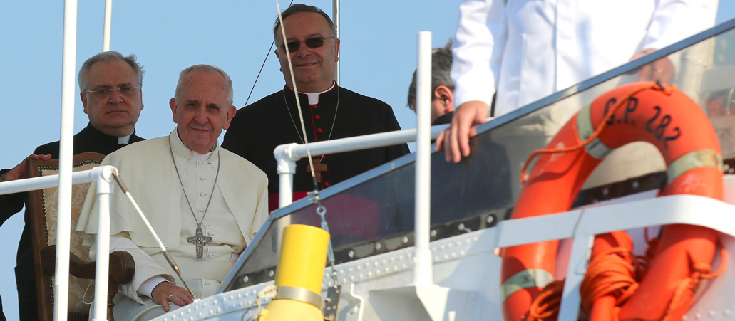 Papst Franziskusin Begleitung einiger Bischöfe auf einem Boot der italienischen Polizei.
