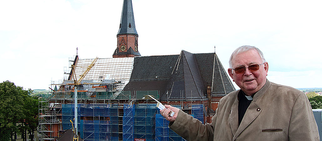 Der Görlitzer Dompropst Hubertus Zomack vor der Kathedrale St. Jakobus, die 2013 umfassend saniert wird.