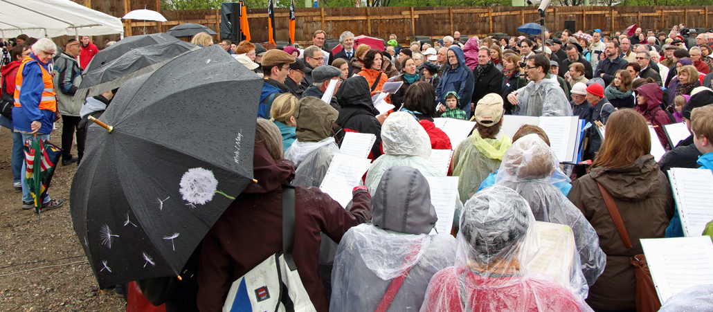 Trotz des schlechten Wetters waren zahlreiche Menschen zur Grundsteinlegung gekommen.