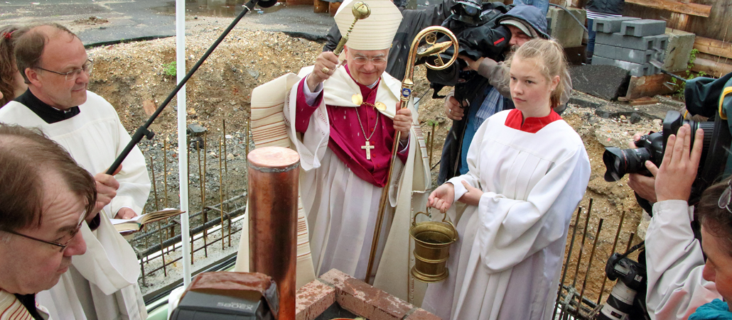 Bischof Heiner Koch segnet den Grundstein der Propsteikirche in Leipzig.