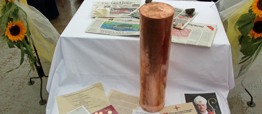 Inhalt für den Grundstein: Zeitungen vom Tag, Lieder, Gebete sowie Bilder von Papst Franziskus und Bischof Heiner Koch.