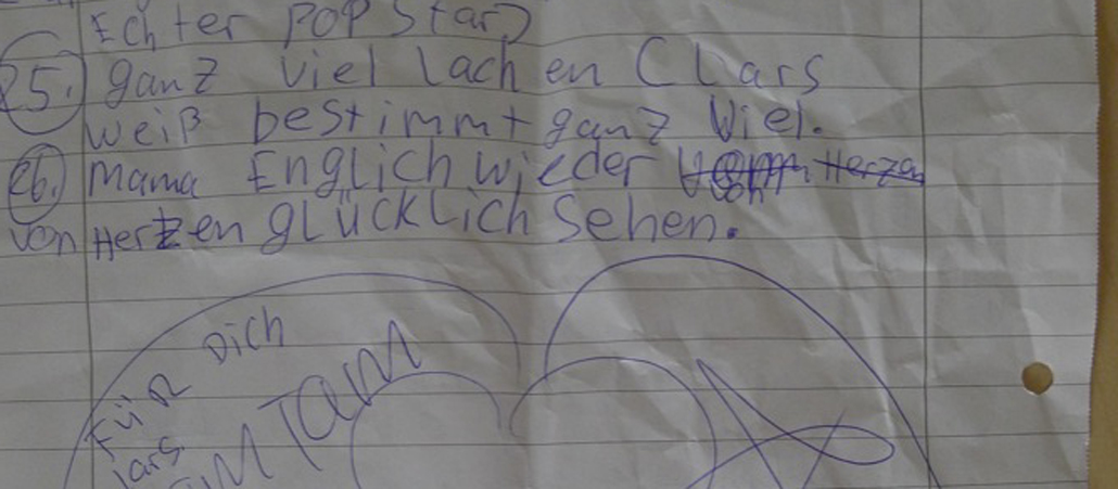 Auf einem zerknittertem Zettel stehen die Wünsche 25 und 26: ganz viel lachen und die Mama glücklich sehen.