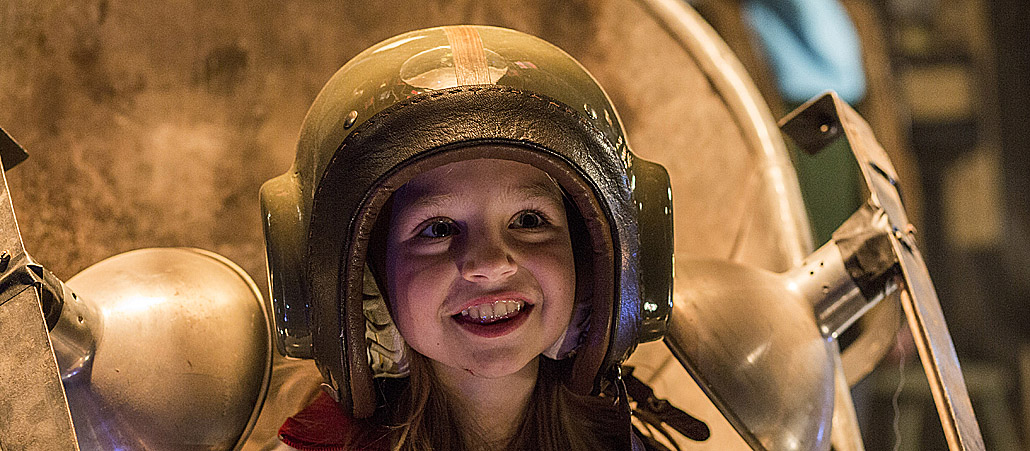 Flora Li Thiemann spielt die kleine Rieke, die davon träumt, Kosmonautin zu werden und ihren nach West-Berlin ausgereisten Onkel in die DDR zurückzuholen.