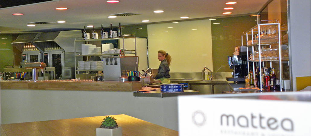 Im Restaurant Mattea in Leverkusen arbeiten Behinderte mit Nicht-Behinderten zusammen.