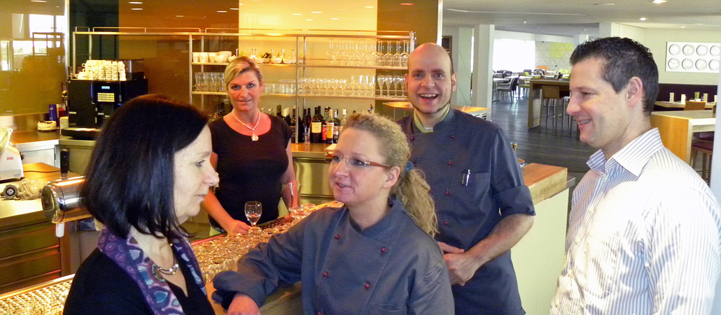 Die Mitarbeiter des integrativen Restaurants Mattea in Leverkusen beim Plausch.