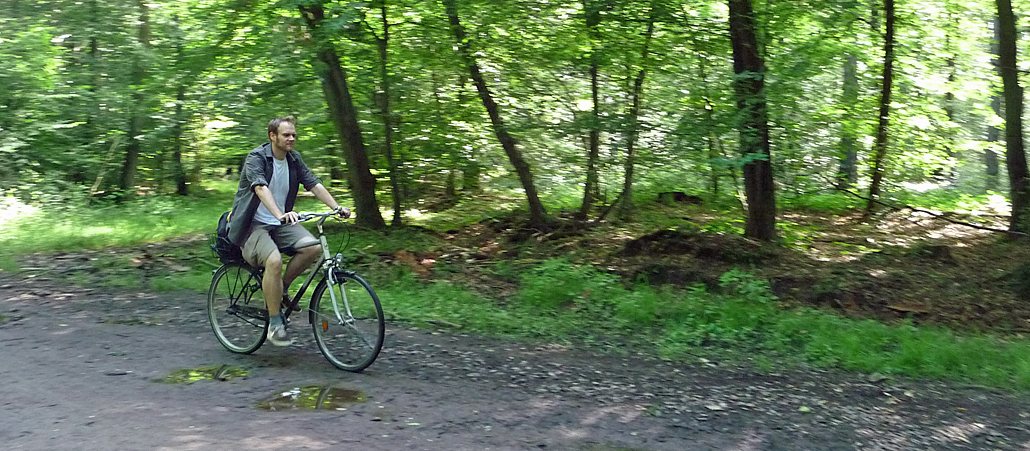 Christoph Meurer radelt duch den Wald.