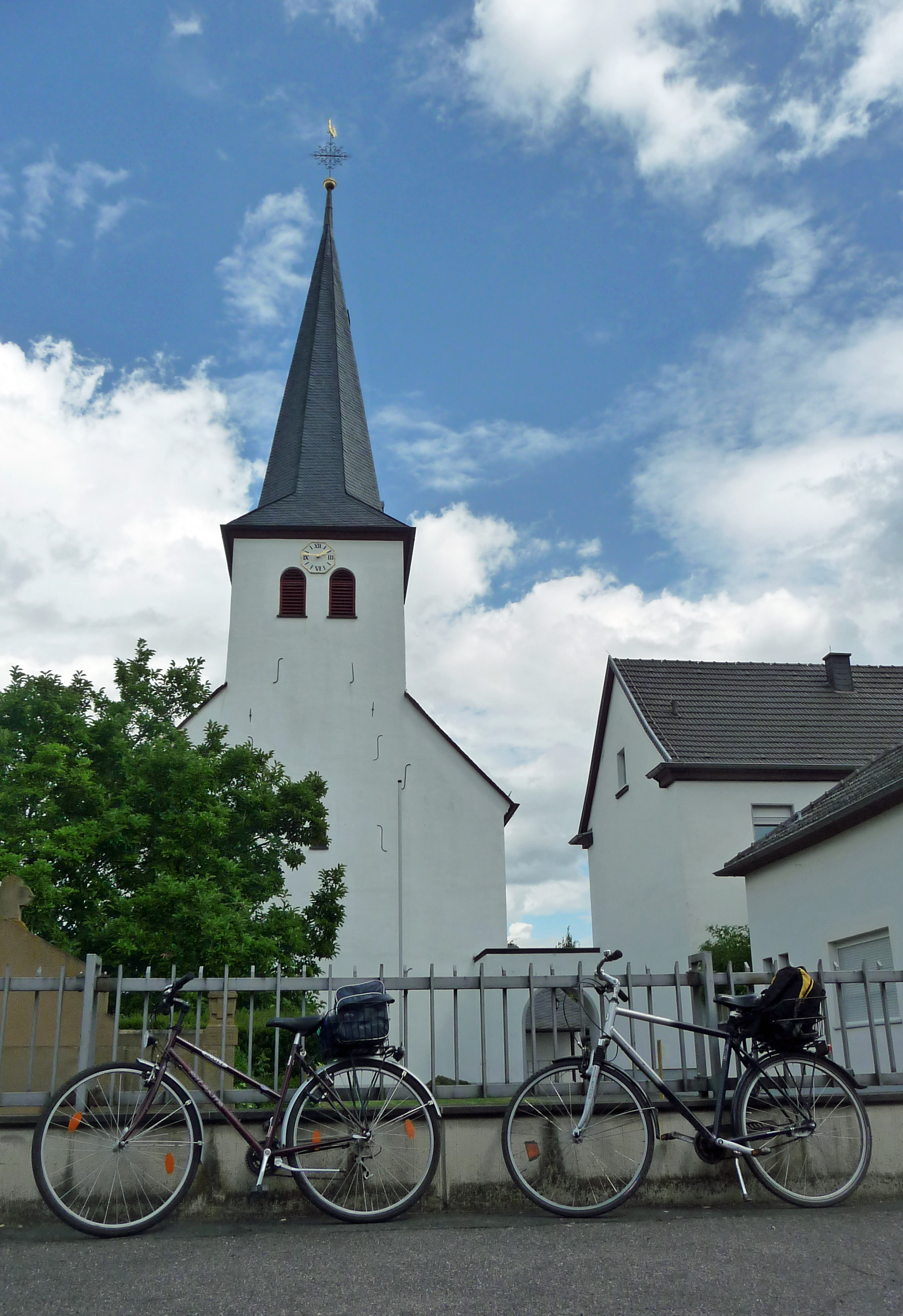 Die beiden Ränder sind an den Zaun vor der Kirche angelehnt.