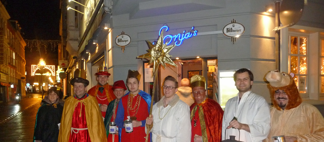 Die Sternsinger stehen vor der Kneipe "Sonja's" in der Bonner Innenstadt.