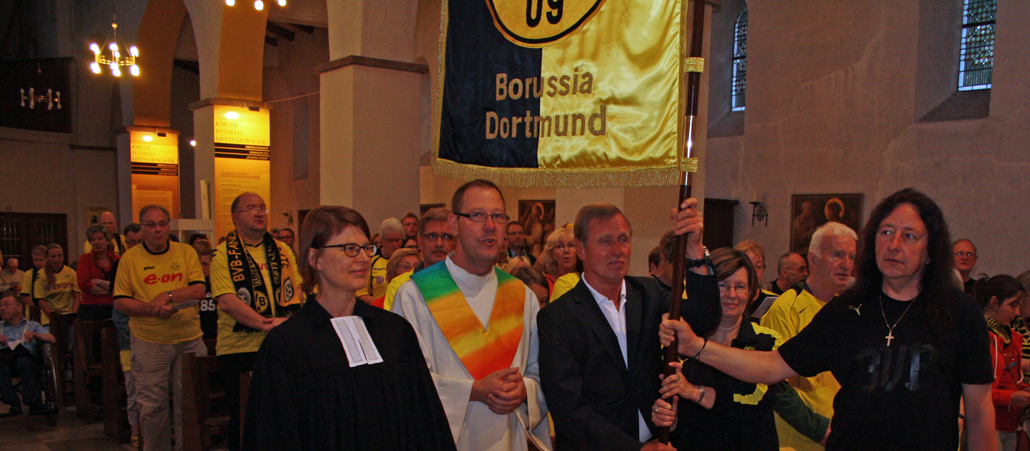 Siggi Held hat die Fahne in der Hand, die anderen stehen links und rechs neben ihm.