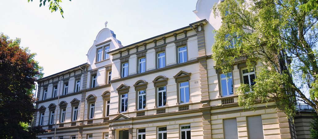 Das Clara-Fey-Gymnasium war bis vor wenigen Jahren eine reine Mädchenschule. Mittlerweile dürfen aber auch Jungen dorthin gehen. Bis zur zehnten Klasse werden die Geschlechter getrennt unterrichtet, in der Oberstufe gibt es dann gemeinsamen Unterricht.