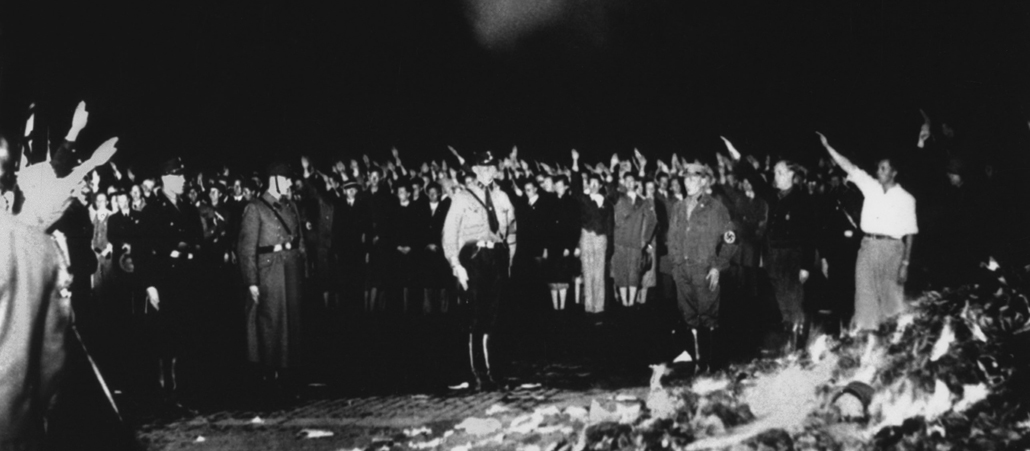 Verbrennung "undeutscher" Schriften und Bücher, Bücherverbrennung auf dem Berliner Opernplatz Unter den Linden durch Studenten am 10. Mai 1933 /