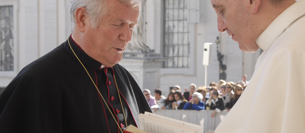 Bischof Dr. Friedhelm Hofmann (links) überreicht Papst Franziskus bei einer Audienz auf dem Petersplatz eine Ausgabe des neuen "Gotteslob".