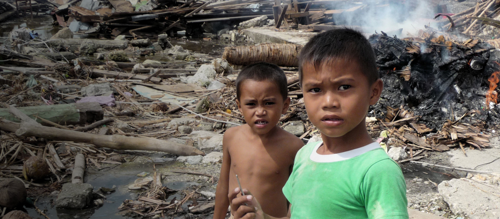 Bild aus der Region Samar und Leyte: Kinder vor zerstörten Häusern