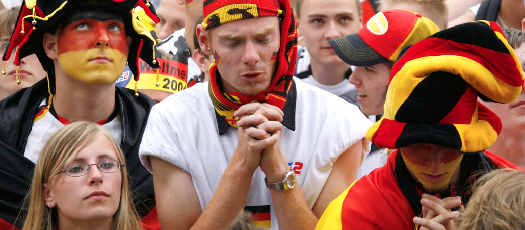 Nicht nur die Spieler auf dem Feld, auch die Fans in der Kurve oder - wie hier - auf der Berliner Fanmeile erhoffen sich für ihre Mannschaft Hilfe von ganz oben.