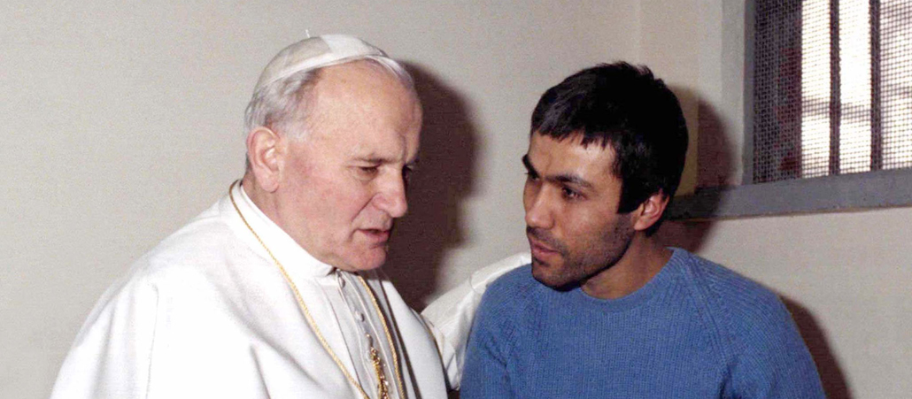Papst Johannes Paul II. besucht am 27. Dezemeber 1983 den Türken Mehmet Ali Agca im Gefängnis in Rom.