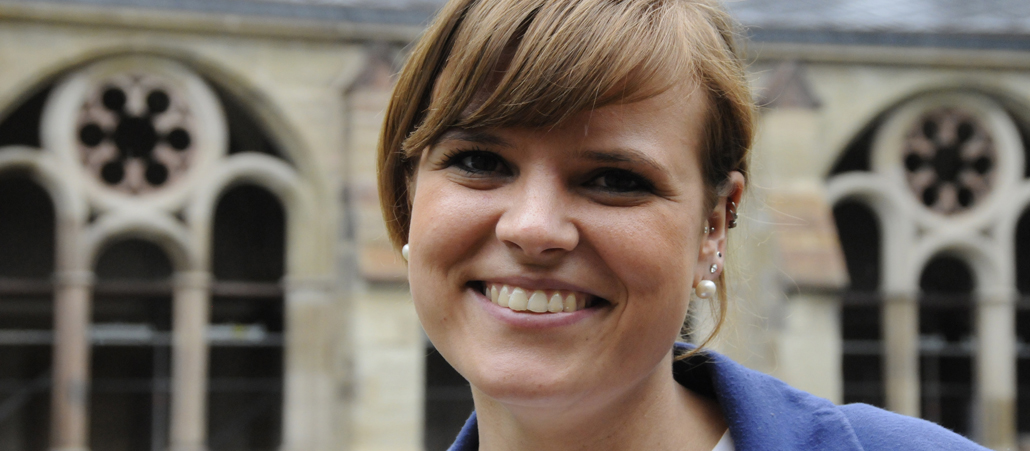 Rebecca Benahmed vor einer Kirche.
