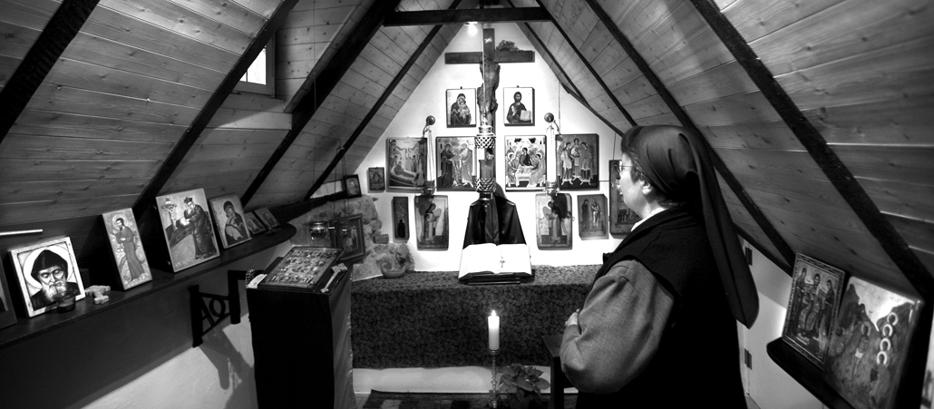 Schwester Benedicta, Jahrgang 1946, deutsche Ordenseremitin, war 38 Jahre Kranken- und Gemeindeschwester. Seit acht Jahren lebt sie als Eremitin in der historischen Klause an der Michaelskapelle in Bonn - Bad Godesberg.