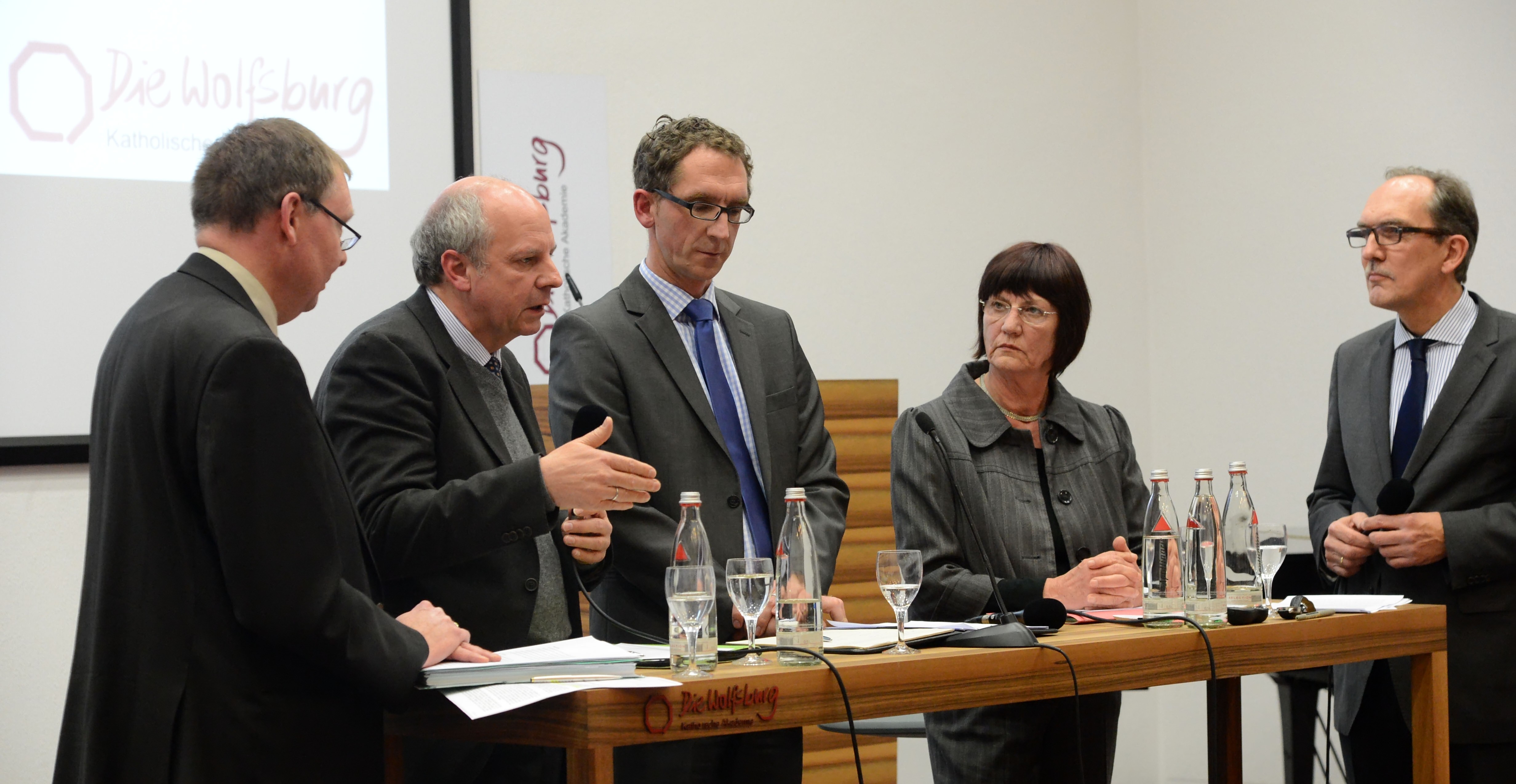 Diskutieren zum kirchenlichen Arbeitsrecht (von links): Co-Moderator Burkhard Kämper, Heinz-Josef Kessmann, Jacob Joussen, Ellen Paschke sowie Moderator und Akademie-Direktor Michael Schlagheck.