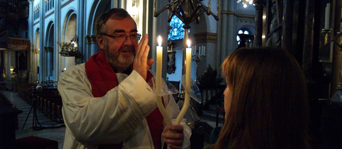 Ein Priester erteilt den Blasiussegen.