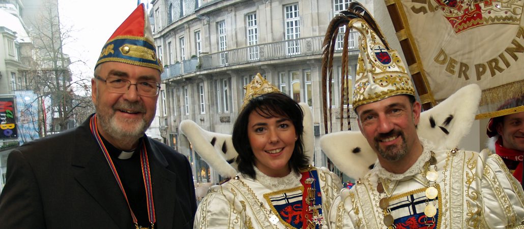 Karnevalist aus Leidenschaft: Bonns Stadtdechant Wilfried Schumacher mit dem Bonner Prinzenpaar Andrea I. und Dirk I.
