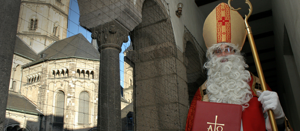 Der Bonner Christoph Büser als Nikolaus verkleidet.