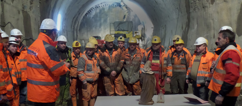 Arbeiter bei der Barbarasegnung in einem Tunnel der Stuttgart 21-Baustelle.