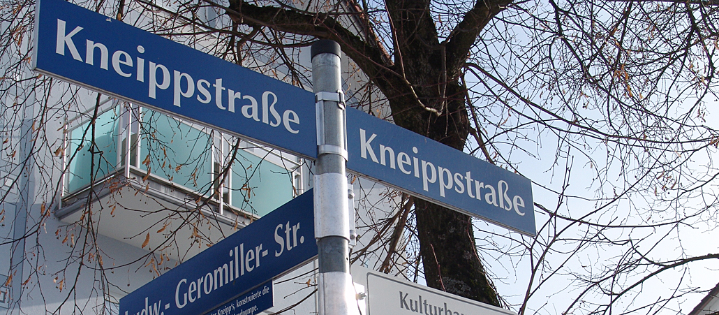 Ein Wegweiser mit Straßennamen