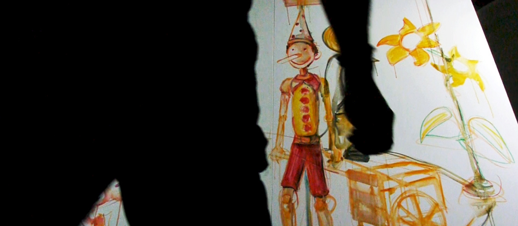 Der schwarze Schatten eines Mannes steht vor einem anscheinend von einem Kind gemalten Bild, das Pinocchio zeigt.
