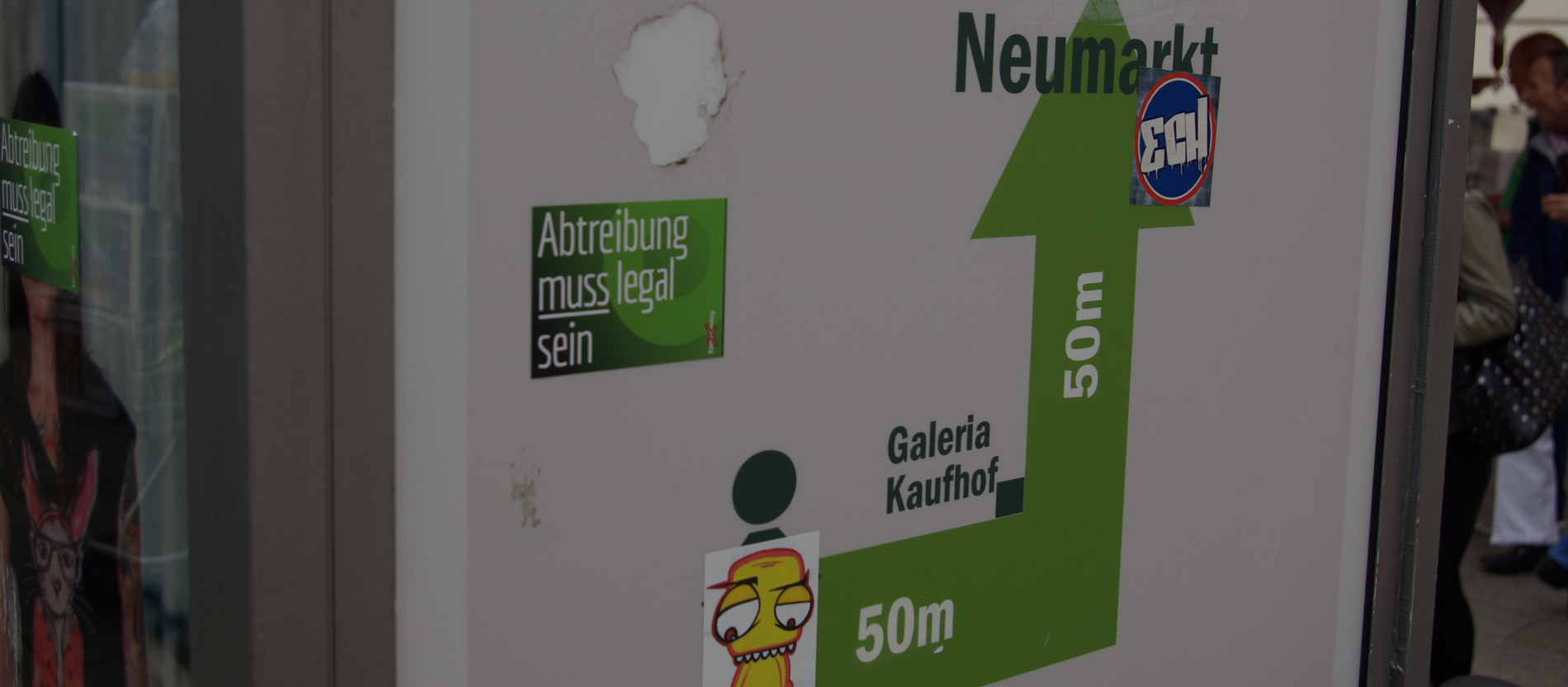 Stiller Protest auf einem Aufkleber: Nicht alle Leipziger freuen sich über den Katholikentag.