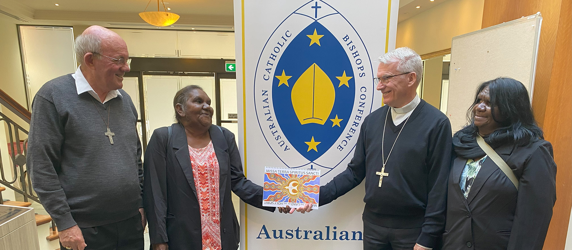 Bischöfe und Vertreter des Rates der katholischen australischen Ureinwohner stellen die Messe 
