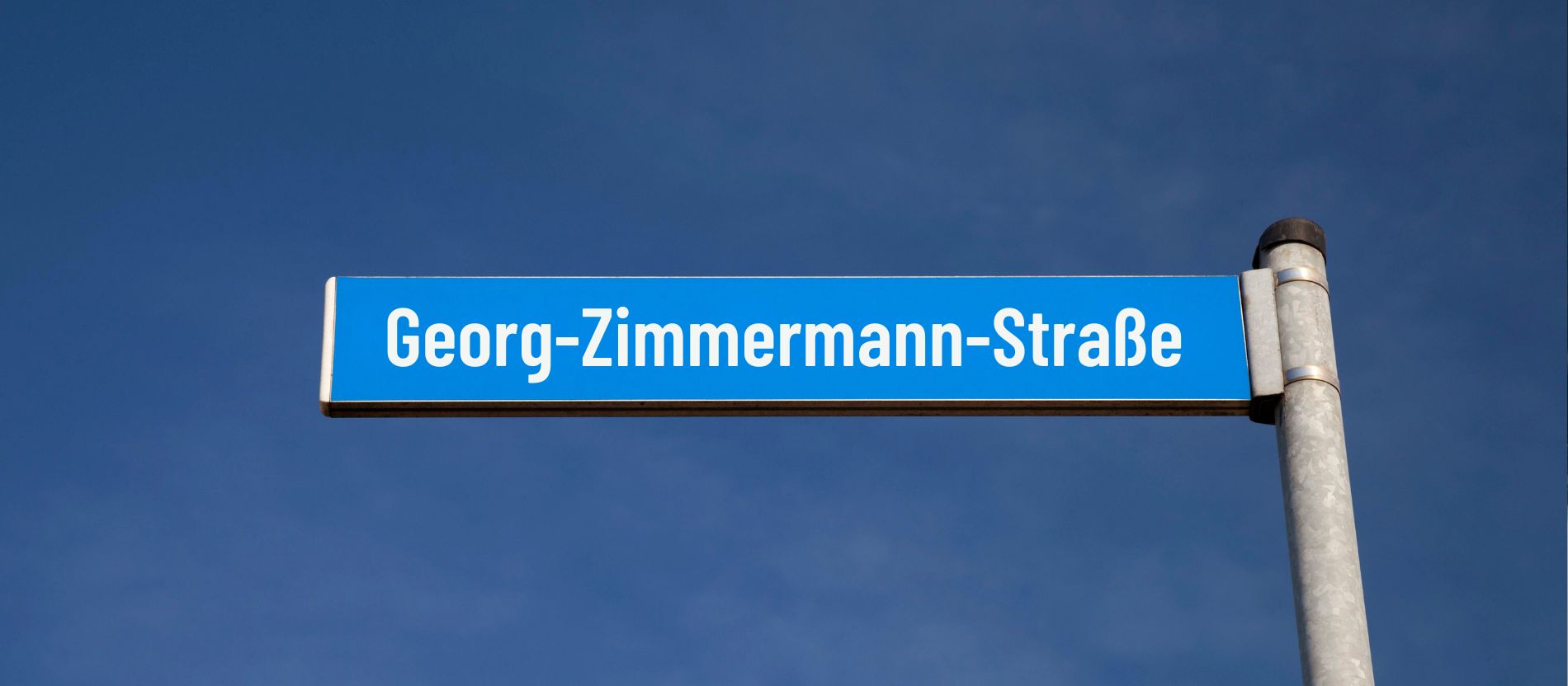 Ein Straßenschild zeigt den Namen "Georg-Zimmermann-Straße"