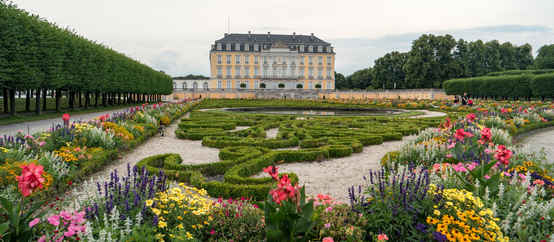 Das Schloss Augustusburg ist das größere der beiden Brühler Schlösser. Es wurde zwischen 1725 und 1768 für den Kölner Fürsterzbischof Clemens August von Bayern gebaut.